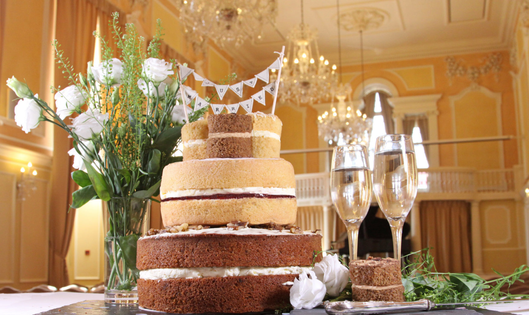 Wedding cake, Sponge Moment, Wedding, Cutting the Cake, Lemon Sponge, Chocolate Sponge