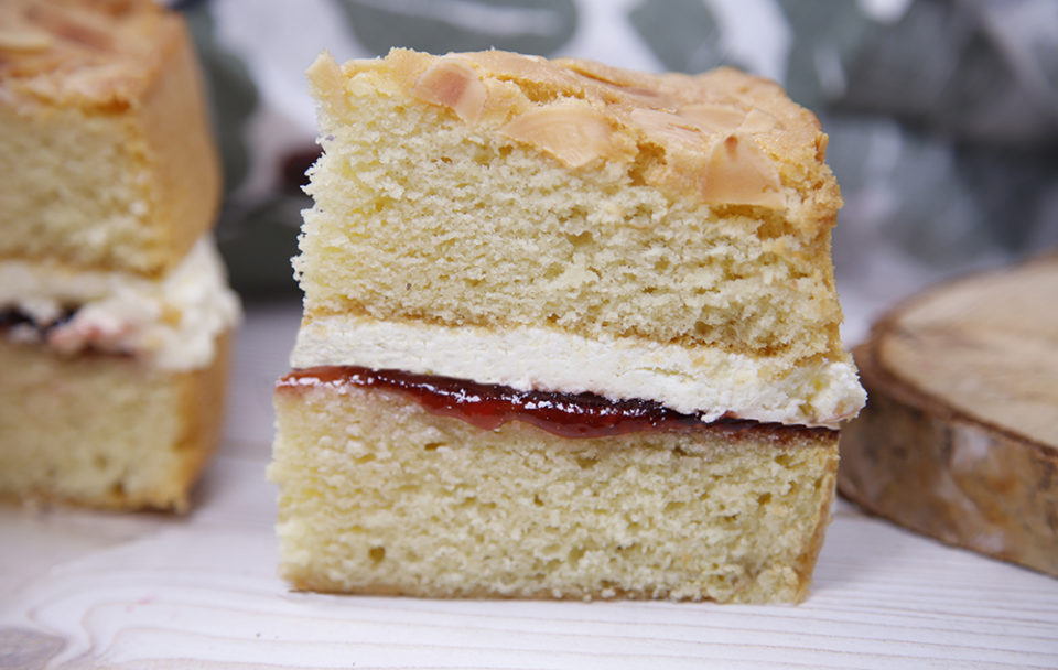 Sponge cakes with buttercream and jam