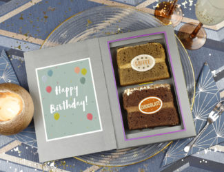 生日零食送货 - 零食送货 - 带有生日快乐的蛋糕卡的图片和内部两片蛋糕 - 博客缩略图