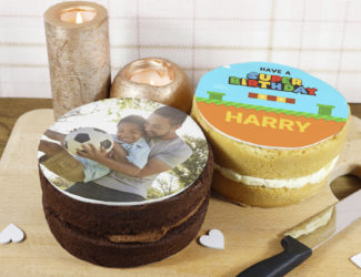 男孩的生日蛋糕 - 带有爸爸和bet雷竞技儿子的照片礼帽的巧克力照片蛋糕，以及带超级马里奥的维多利亚海绵蛋糕 - 启发的礼帽 - 博客缩略图RAY竞技网站