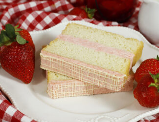 无麸质草莓和奶油蛋糕切片 - 缩略图