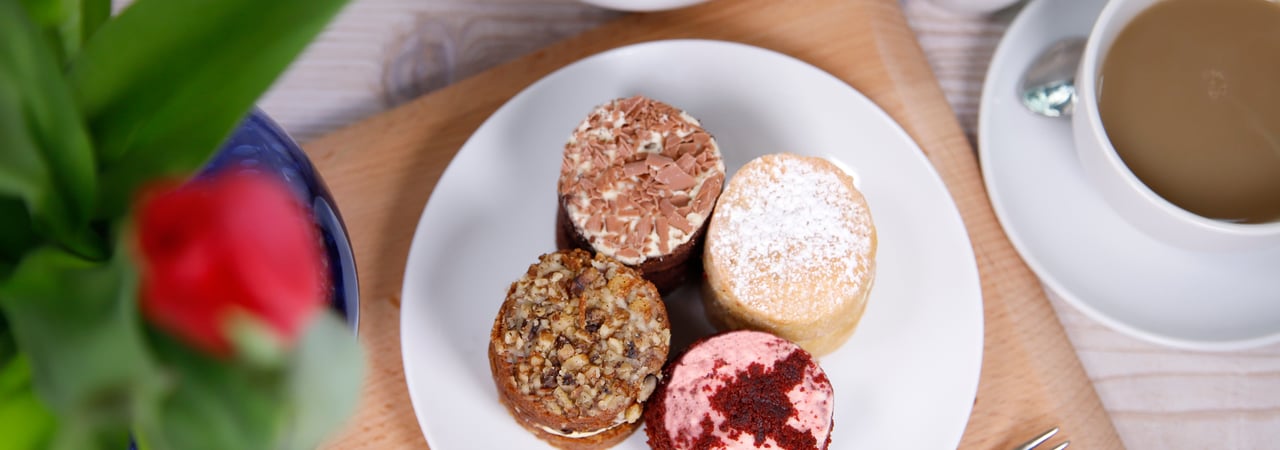 Baby Sponge Cakes with Tea