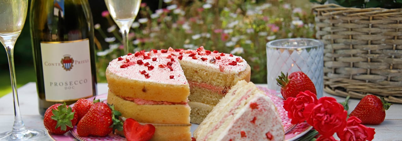Strawberry & Prosecco Cake
