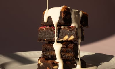 Sponge brownies and cream