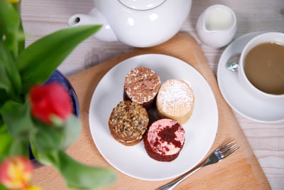 Baby Sponge Cakes with Tea