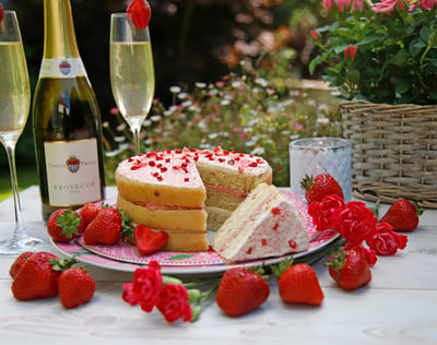 Strawberry & Prosecco Cake