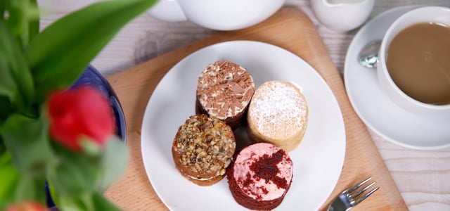 Baby Sponge Cakes with Tea