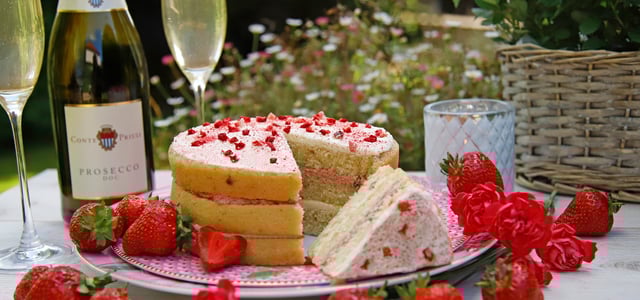 Strawberry & Prosecco Cake